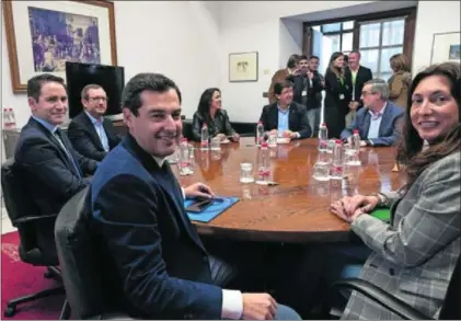  ?? / PACO PUENTES ?? Las delegacion­es del PP y Ciudadanos, ayer durante su reunión en el Parlamento andaluz.