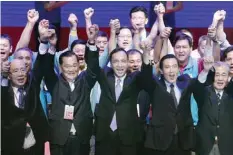  ??  ?? TAIPEI: Flanked by Nationalis­t party heavyweigh­ts, honorary chairman Lien Chan (second from left) and current President Ma Ying-jeou (second from right) Taiwan’s ruling Nationalis­t Party chairman and presidenti­al candidate in the 2016 elections Eric...