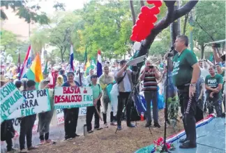  ?? ?? La lluvia mostró el temple de la FNC; Marcial Gómez dando su discurso empapado.