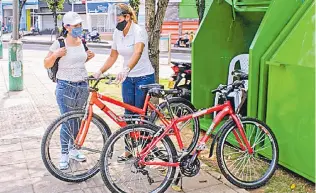  ??  ?? Bucaramang­a es una de las ciudades pioneras en tener una red de uso de bicicletas gratuitas.