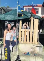  ?? PHOTO: AMANDA SLADE ?? Pallet palisade . . . Alyssa (15), Carlos (2) and RJ (4) Slade with their new fort in North East Valley.