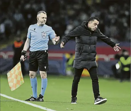  ?? FOTO: AP/LAPRESSE ?? Xavi se queja ante el linier
El técnico del FC Barcelona acabó expulsado en el minuto 56 con una roja directa