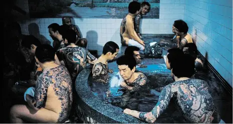  ?? Foto: Profimedia.cz ?? Mafiáni v sauně Příslušníc­i japonské Jakuzy společně odpočívají v parní lázni.