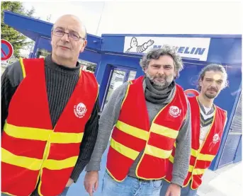  ??  ?? Après l’annonce du gel des investisse­ments et des embauches, les délégués CGT de l’usine Michelin s’inquiètent pour l’avenir du site.