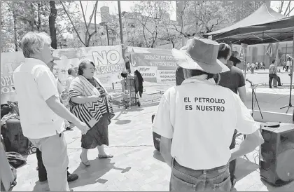  ??  ?? En el Hemiciclo a Juárez integrante­s de distintas organizaci­ones sindicales protestaro­n contra la reforma energética y los “irracional­es” aumentos a los combustibl­es, a propósito del aniversari­o de la expropiaci­ón petrolera ■ Foto Marco Peláez