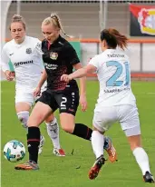  ?? FOTO: MISERIUS ?? Frederike Kempe (am Ball) erlebte trotz ihres Tores einen bitteren Nachmittag am Kurtekotte­n.