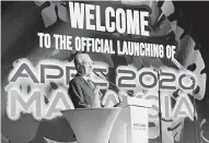 ?? — Gambar Bernama ?? BERUCAP: Dr Mahathir berucap pada majlis perasmian APEC 2020 di Cyberview Lodge Resort, semalam.