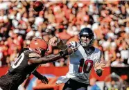  ?? Brett Coomer / Staff photograph­er ?? Davis Mills produced mixed results when thrown into the breach Sunday against Jadeveon Clowney and the Browns.