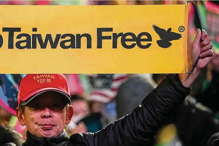  ?? Foto: AFP ?? „Taiwan soll frei bleiben“steht – frei übersetzt – auf dem Plakat eines Anhängers der regierende­n Demokratis­chen Fortschrit­tspartei (DPP).