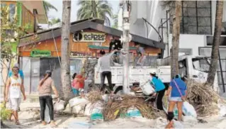  ??  ?? Mano de obra local Los habitantes de la isla son contratado­s para limpiar las playas y tenerlas a punto para la apertura en octubre