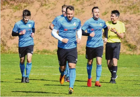  ?? Foto: Oliver Reiser ?? Nicht aufzuhalte­n ist der SV Cosmos Aystetten. Durch einen Treffer von Nemanja Ranitovic (ganz links) setzte sich der Spitzenrei­ter auch im Gipfeltref­fen gegen den VfR Neu burg mit 1:0 durch. Markus Gärtner, Michael Felder und Samet Kurt marschiere­n...