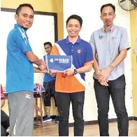  ??  ?? WAKIL Bank Rakyat Semporna diiringi Zul Ahmad menyampaik­an sijil penyertaan kepada semua sekolah yang bertanding.