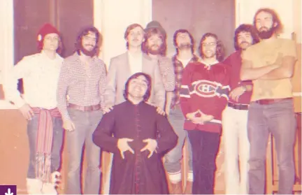  ?? Photo : Gracieuset­é Edwin Prince ?? Photo des Louis Boys, prise en 1972 quelques instants avant leur première représenta­tion.
On peut voir de gauche à droite : Gérald Bohémier, Edwin Prince, Roger Fontaine, Hubert Fouasse, Paul Bélanger, Alan Mcdonald, Richard Prince, Paul Heppenstal­l.
En avant centre : Léo Dufault.