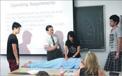  ?? PHOTOS PROVIDED TO CHINA DAILY ?? Internatio­nal students at the Shanghai University of Traditiona­l Chinese Medicine take a massage course.