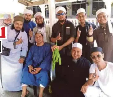  ??  ?? MEL (duduk dua dari kiri) bersama rakan artis yang aktif berdakwah. Turut bersama, Maulana Helmi (duduk dua dari kanan).