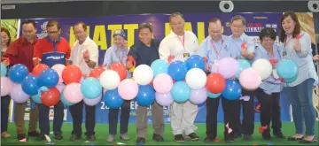  ??  ?? Siaw (fifth right) in a symbolic gesture to officiate at the opening of the Sibu Matta Fair 2018 at Swan Square, joined by (from fifth left) Dayang Azizah, Ling and others.