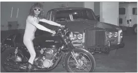  ?? (Photos Claude Dronsart) ?? Michel Polnareff dans les garages de l’hôtel, lorsqu’il hésitait entre moto et Rolls pour jouer au Surfer d’argent.