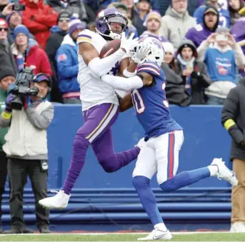  ?? GETTY IMAGES ?? The Vikings’ Justin Jefferson catches a touchdown pass over the Bills’ Dane Jackson last Sunday.