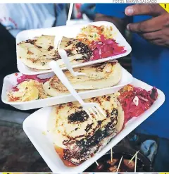  ??  ?? 1. Unas exquistas pupusas acompañada­s de encurtido no podían faltar en el carnaval.