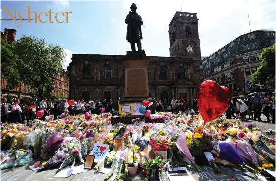  ?? FOTO: EPA/ANDY RAIN ?? MANCHESTER MINNS OFFREN. Blommor och hälsningar vid St Ann’s Square i centrala Manchester.