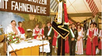  ?? Foto: Archiv Schlossber­gschützen, Repro: W. Kleber ?? Die Fahnenweih­e im Jahr 1977 war der erste große Höhepunkt in der noch jungen Vereinsges­chichte der Schlossber­gschützen.