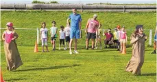  ?? FOTO: SILVIA MÜLLER ?? Rein in den Sack und drauf losgehüpft: Beim Kinderferi­enprogramm in Gunningen wird jeder Teilnehmer angefeuert.