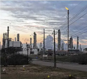  ?? Eddie Seal / Bloomberg ?? The slow return of Texas refineries after February’s storm was one reason crude prices tumbled last week, according to analysts.