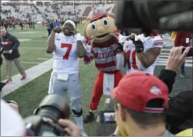  ?? NICK WASS — ASSOCIATED PRESS ?? Ohio State’s Dwayne Haskins Jr. poses for photograph­ers with team mascot Brutus after the Buckeyes’ 52-51 win over Maryland in overtime on Nov. 17.