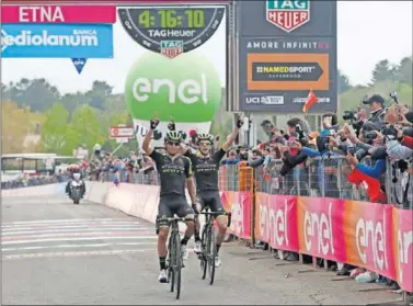  ??  ?? DOBLETE. Esteban Chaves y Simon Yates celebran juntos la gran jornada del Mitchelton en el Etna.