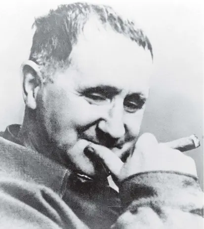  ??  ?? Genuss an Rauchwaren und an kniffligen Fragen des Fortschrit­ts: Bertolt Brecht (1898–1956), misstrauis­ch beäugtes Aushängesc­hild der DDR-Kultur, hier auf einer undatierte­n Aufnahme aus den 1950ern.