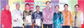  ??  ?? Teo (fourth right) with Safar (fourth left), Yen (second left) and Chua (third left) at the dinner. On left is Wan Maimun, Chong on third right and Moh on second right, after presenting the “RISM Sabah Excellence Award”.