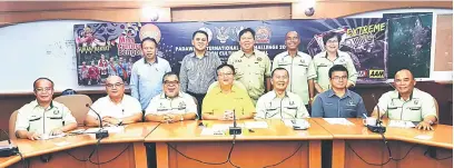  ??  ?? SIDANG MEDIA: Lo (duduk tengah) bersama Ahmad (tiga kanan), kaunselor dan kakitangan MPP pada sidang media di Kuching.