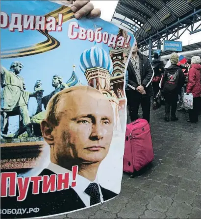  ?? ALEXEY PAVLISHAK / REUTERS ?? “Pàtria, llibertat, Putin”, deia un cartell a l’estació de tren de Sebastòpol (Crimea) el 25 de desembre
