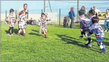  ??  ?? Des rugbymans en herbe qui n’ont pas froid aux yeux