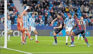  ?? ?? Iborra marca frente a Rubén Yáñez el gol de la victoria en el Ciutat de València.