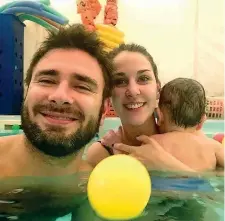  ??  ?? In famiglia Alessandro Di Battista, 39 anni, in versione familiare nelle foto pubblicate su Instagram: in piscina con la compagna Sahra e il figlio Andrea e con in braccio il piccolo. L’esponente del Movimento Cinque Stelle ha raccontato di avere in...