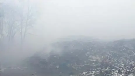  ?? FOTO: ANDERS BJÖRKLUND ?? RÖKIGT. Så här tät låg röken vid avfallshög­arna i Kagghamra tidigare i år. Nu har resultatet från luftmätnin­garna kommit.