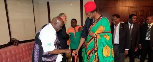  ??  ?? FILEPHOTO: Former President Edgar Lungu with late President Kenneth Kaunda during the flag hoisting ceremony held to mark Zambia’s Jubilee independen­ce anniversar­y commemorat­ion.