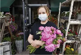  ??  ?? Frida Mård i blomsteraf­fären i Söderkulla möter inflyttarn­a som kunder. Fler Sibbobor är bra för affärerna.