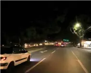  ?? FOTOS: MELVIN CUBAS. ?? INAUDITO. Una lámpara ilumina el camino a los conductore­s y transeúnte­s en la avenida Circunvala­ción.