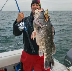  ??  ?? TIME-TESTED: The snafu rig is effective for tautog and other bottom dwellers, top.