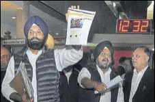  ?? HT PHOTOS ?? Local bodies minister Navjot Singh Sidhu addressing a press conference in the media gallery of the assembly complex in Chandigarh on Monday; (right) Akali leader Bikram Singh Majithia, along with party MLAS, holding a protest against Sidhu outside the House.