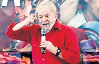  ??  ?? El ex presidente brasileño Luiz Inácio Lula da Silva ofreció ayer un discurso durante un acto en el que asumieron sus cargos los nuevos miembros de la directiva local del Partido de los Trabajador­es (PT), en la ciudad de Diadema.