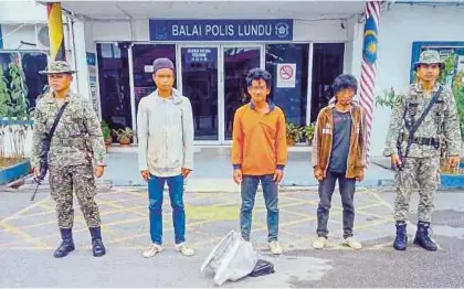  ?? [ FOTO IHSAN ATM MALAYSIA ] ?? Warga asing yang menetap di sekitar sempadan dikesan menggunaka­n laluan tikus sekitar Kandaie, untuk bekerja di negara ini ditahan oleh anggota ATM.
NSTP.