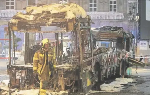 ?? // EFE ?? Un autobús de la compañía Vitrasa, quemado en pleno centro de la ciudad, en mayo de 2023