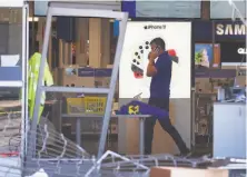  ?? Paul Chinn / The Chronicle ?? An employee walks through a Best Buy store in Fairfield the morning after looters broke into the store and stole electronic­s equipment. Fairfield was hit by looters late at night.