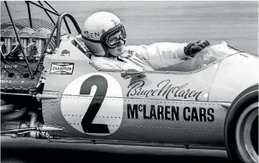  ??  ?? Bruce McLaren racing a McLarenFor­d M7A in 1968.