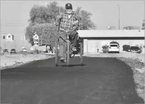  ?? PHOTO BY CESAR NEYOY/BAJO EL SOL ?? A BICYCLIST RIDES ALONG A TEMPORARY PATHWAY ALONG CESAR CHAVEZ BOULEVARD IN SAN LUIS, ARIZ.