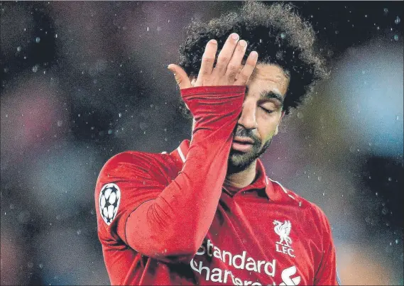  ?? FOTO: AP ?? Mohamed Salah se desespera bajo la lluvia de Anfield El crack egipcio tuvo una oportunida­d en la primera parte, pero esta vez solo pudo sacar a relucir su calidad en contadas ocasiones
