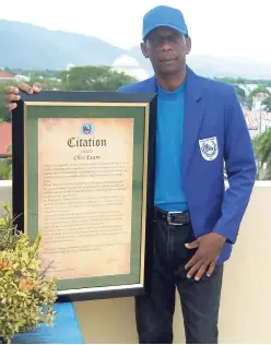  ?? OMARIE MORGAN/PHOTOGRAPH­ER ?? Former groom Clive Evans poses with his Citation at The Gleaner Company (Media) Limited yesterday. Evans, who worked in racing for more than 20 years, was inducted into the Jamaica Racing Commission’s Hall of Fame on Thursday night at the Jamaica Pegasus Hotel.